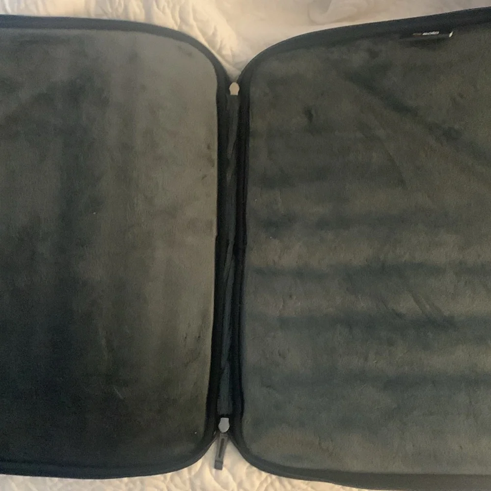 NWOT SOLO Laptop cover. 17”x13”